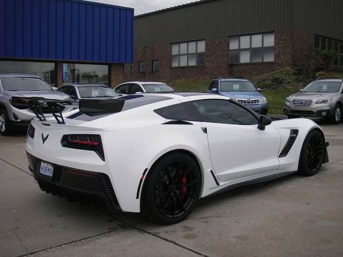 Used 2016 Chevrolet Corvette Z06 w/ 3LZ Preferred Equipment Group image 5