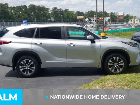 Used 2023 Toyota Highlander XLE AWD/4WD image 5
