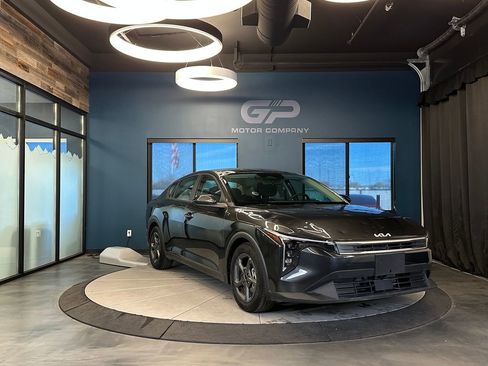 Used 2025 Kia K4 LXS FWD image 1