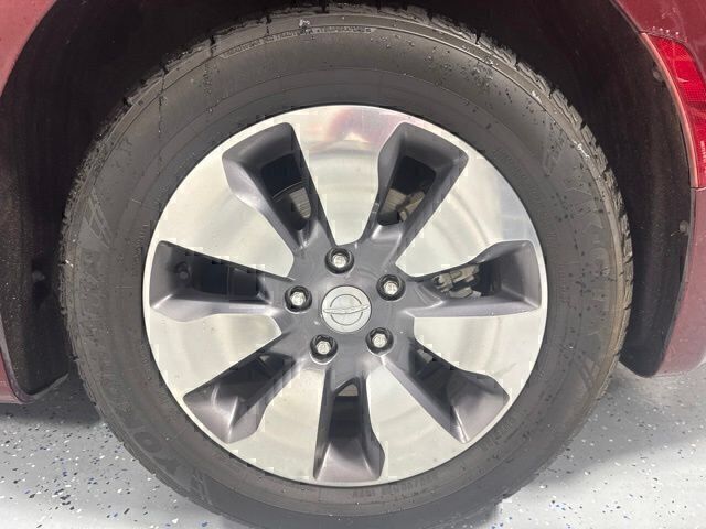 Used 2018 Chrysler Pacifica Limited w/ Advanced Safetytec Group FWD image 9