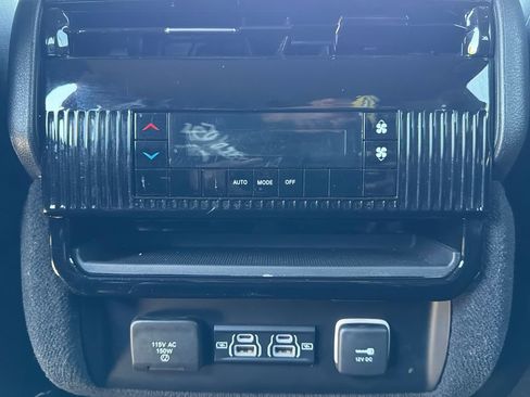 Used 2024 Jeep Wagoneer Series II w/ Flexible Seating Group RWD image 21