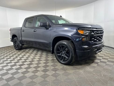 Used 2023 Chevrolet Silverado 1500 Custom image 2
