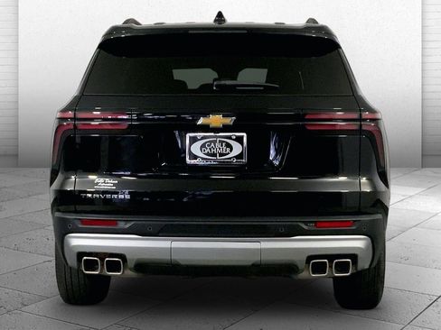 Used 2025 Chevrolet Traverse LT image 3