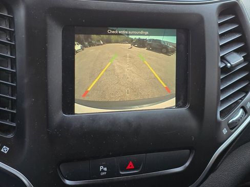 Used 2019 Jeep Cherokee Latitude Plus w/ Cold Weather Group AWD/4WD image 9