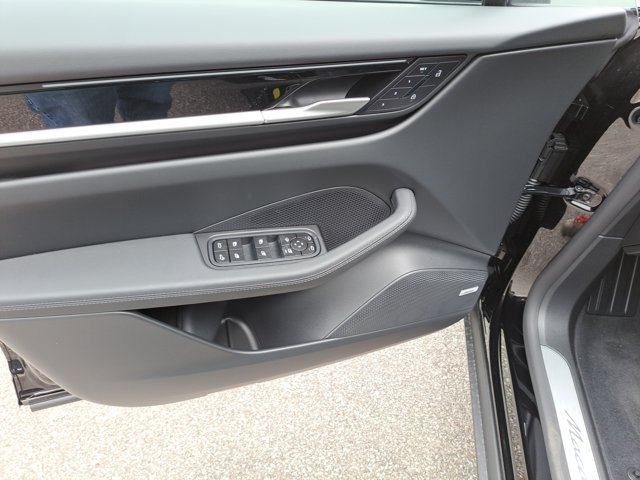 Used 2026 Porsche Macan Electric RWD image 25