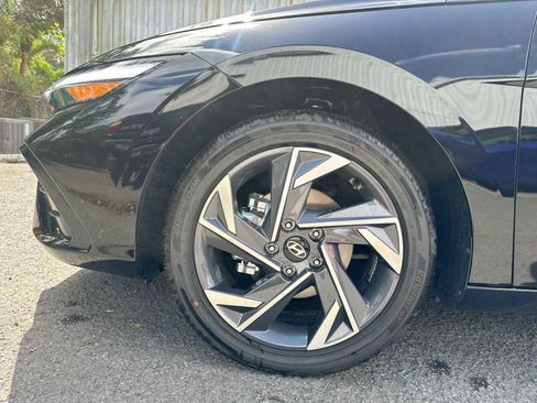 New 2025 Hyundai Elantra Limited image 19