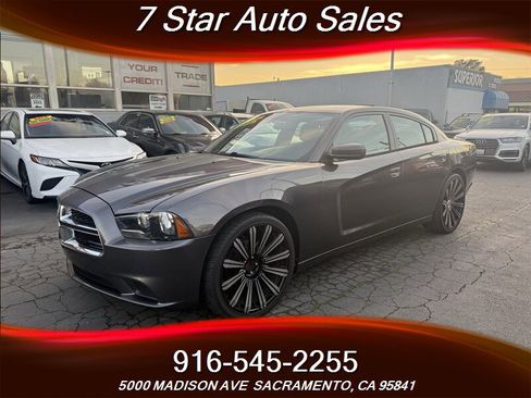 Used 2013 Dodge Charger SE image 3