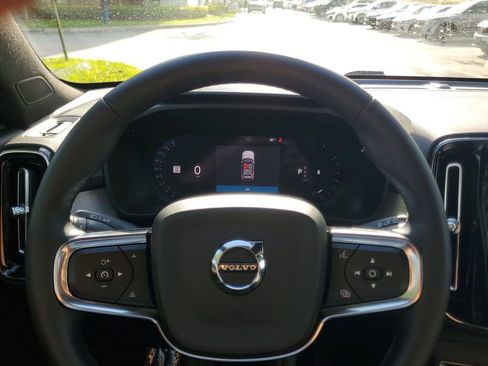 Certified 2025 Volvo XC40 B5 Core AWD/4WD image 21