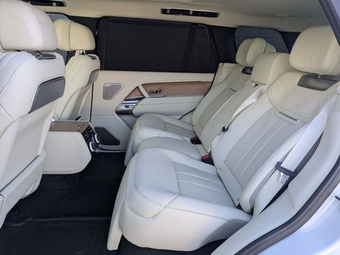 Used 2025 Land Rover Range Rover SV image 25