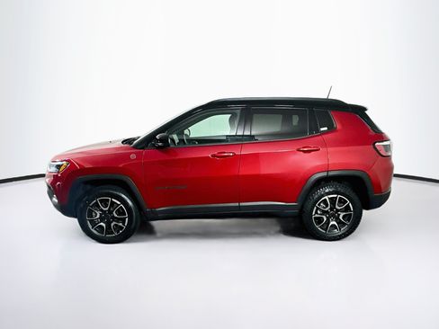 Used 2025 Jeep Compass Trailhawk w/ Trailer Tow Group AWD/4WD image 4