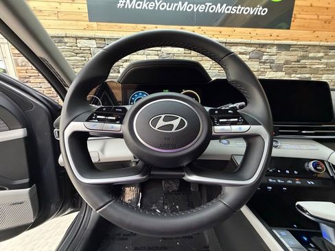 Certified 2025 Hyundai Elantra Limited FWD image 17