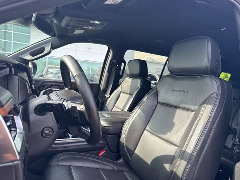 Used 2025 GMC Yukon XL Denali AWD/4WD image 13