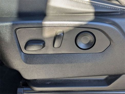 Used 2023 GMC Yukon SLT image 17