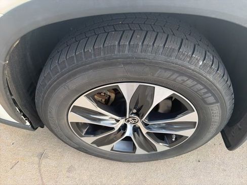 Used 2020 Toyota Highlander XLE image 9