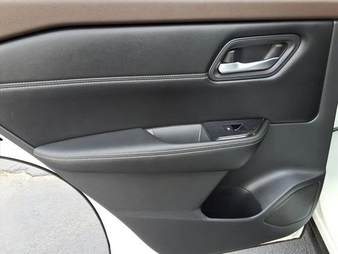 Used 2022 Nissan Rogue SV w/ SV Premium Package image 21