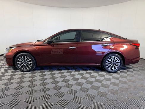 Used 2024 Nissan Altima 2.5 SV FWD image 9