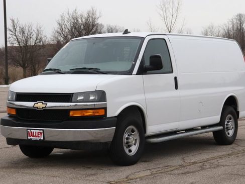 Used 2024 Chevrolet Express 2500 w/ Driver Convenience Package RWD image 3