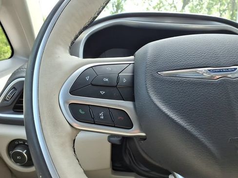 Used 2017 Chrysler Pacifica Limited FWD image 23