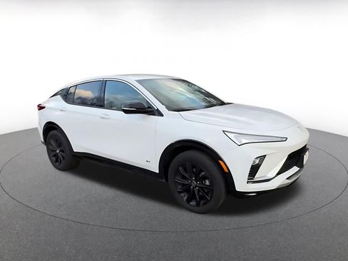 Used 2025 Buick Envista Sport Touring image 2