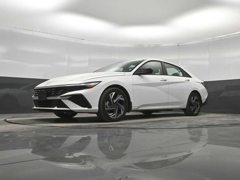 Used 2025 Hyundai Elantra SEL FWD image 33