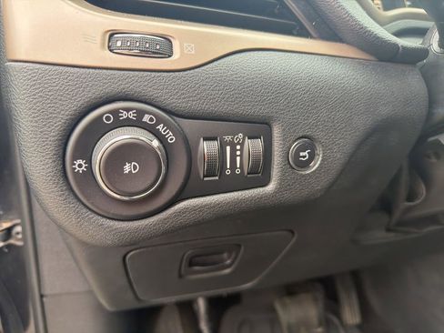 Used 2015 Jeep Cherokee Latitude w/ Comfort/Convenience Group FWD image 12