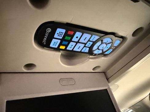 Used 2016 Chrysler Town & Country Touring-L image 33