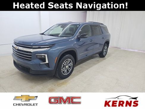 Used 2025 Chevrolet Traverse LT image 1