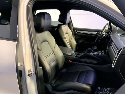 Used 2022 Porsche Cayenne Platinum Edition image 18