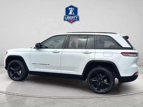 Used 2023 Jeep Grand Cherokee Limited w/ Black Appearance Package AWD/4WD image 6