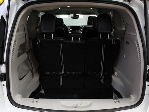 Used 2024 Chrysler Pacifica Touring-L FWD image 5