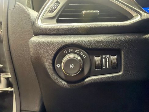 Used 2025 Chrysler Pacifica Limited FWD image 13
