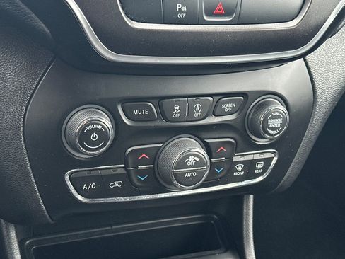 Used 2020 Jeep Cherokee Trailhawk w/ Cold Weather Group AWD/4WD image 20