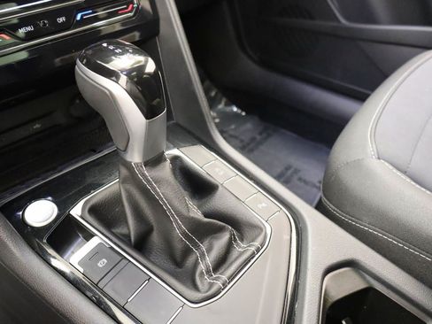 Certified 2025 Volkswagen Taos SE FWD image 10
