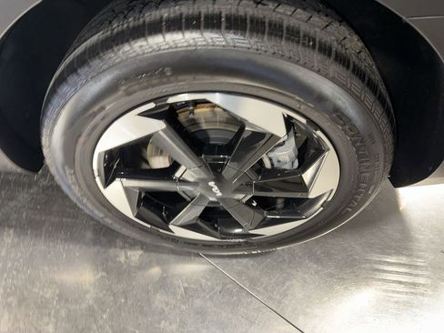 Certified 2025 Kia Sorento EX image 12