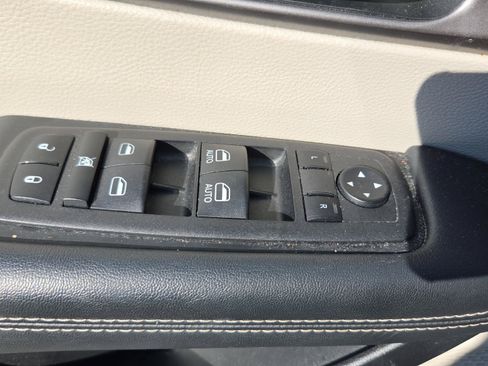 Used 2023 Chrysler Pacifica Touring-L FWD image 29
