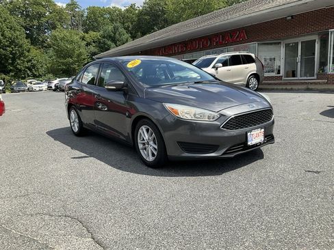 Used 2017 Ford Focus SE FWD image 3