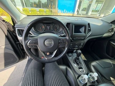 Used 2020 Jeep Cherokee Latitude Plus w/ Cold Weather Group AWD/4WD image 12