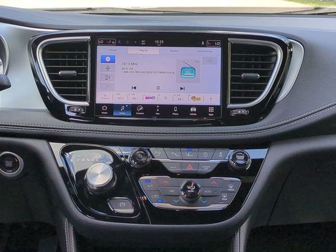New 2025 Chrysler Pacifica Limited FWD image 19