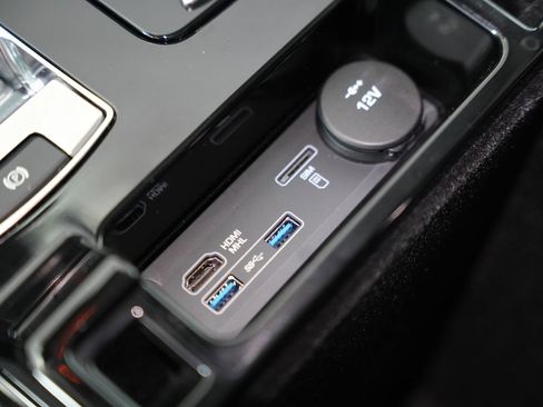 Used 2017 Land Rover Discovery HSE image 35