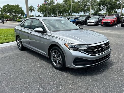 Used 2024 Volkswagen Jetta SE FWD image 3