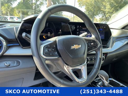 Used 2025 Chevrolet Trax LT w/ LT Convenience Package image 19