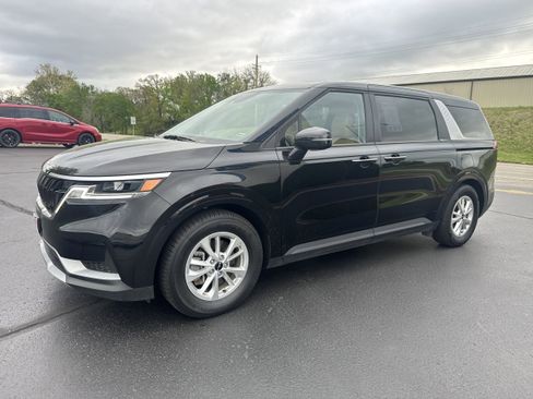 Used 2024 Kia Carnival LX image 2