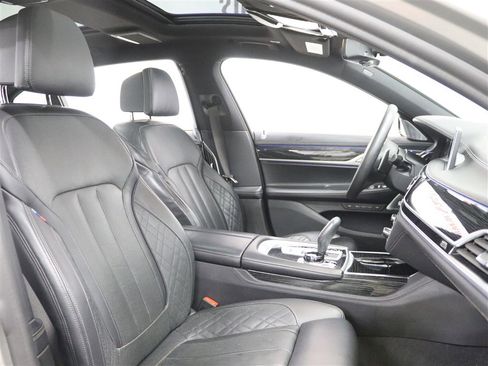 Used 2020 BMW 750i xDrive w/ Executive Package image 31