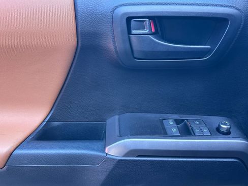 Used 2017 Toyota Tacoma SR5 w/ Tow Package image 11