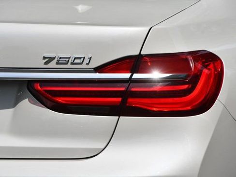 Used 2018 BMW 750i image 13