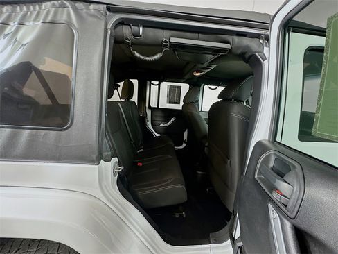 Used 2015 Jeep Wrangler Unlimited Sahara image 22