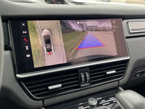 Certified 2022 Porsche Cayenne Platinum Edition image 27