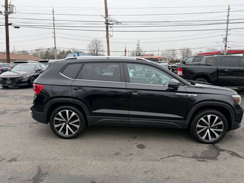 Used 2023 Volkswagen Taos SE w/ Panoramic Sunroof Package AWD/4WD image 8