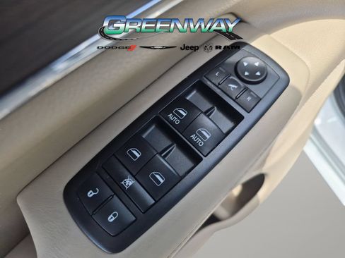 Used 2017 Jeep Grand Cherokee Overland RWD image 16