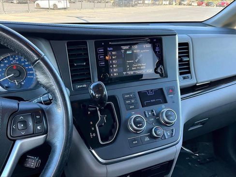 Used 2017 Toyota Sienna XLE image 6